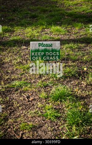 S'il vous plaît garder le signe chiens d'herbe Banque D'Images