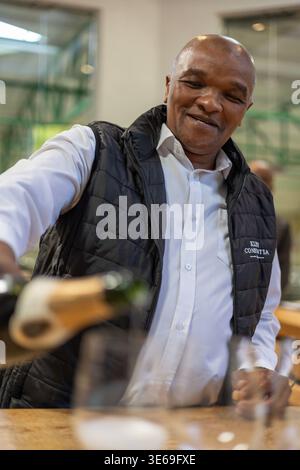 Maître sommelier versant du vin blanc lors d'une dégustation à Klein Constantia Wine Estate, Constantia, Le Cap, Afrique du Sud. Banque D'Images