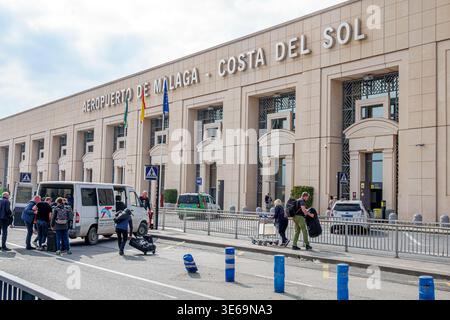 Malaga Espagne, Andalousie, Malaga-Costa del sol Aéroport Aeropuerto de AGP, façade extérieure de l'aéroport bâtiment terminal aeropuertode malaga costa del sol signe Banque D'Images