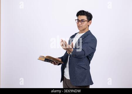 Homme d'affaires assis sur une chaise et lisant des documents Banque D'Images