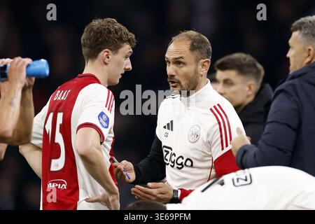 AMSTERDAM - (lr) Youri Baas de l'Ajax, l'entraîneur adjoint de l'Ajax Carlos García lors du match Néerlandais Eredivisie entre l'AFC Ajax et le FC Twente au Johan Cruijff Arena le 4 avril 2026 à Amsterdam, aux pays-Bas. MAURICE VAN STEEN / ANP Banque D'Images