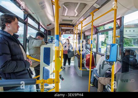 Malaga Espagne, Andalousie, compagnie de bus EMT, transports publics locaux, à l'intérieur des passagers de bus de ville banlieue passagers coureurs transport urbain, hommes adultes femmes Banque D'Images