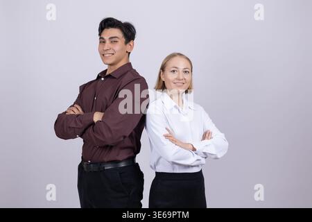 Homme et femme debout dos à dos avec les bras croisés Banque D'Images