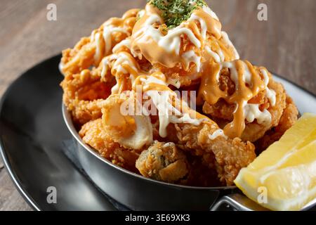 Une vue d'un bol de Fritto Misto di Mare. Banque D'Images
