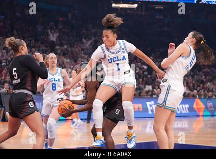 Phoenix, États-Unis. 05th Apr, 2026. Kiki Rice, la garde de l'UCLA (1), se bat pour le ballon contre les Gamecocks de Caroline du Sud dans la première moitié de la finale du tournoi de basket-ball féminin de la NCAA 2026 au Mortgage Matchup Center à Phoenix, Arizona, le dimanche 5 avril 2026. Photo de Darryl Webb/UPI crédit : UPI/Alamy Live News Banque D'Images