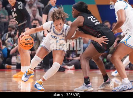 Phoenix, États-Unis. 05th Apr, 2026. Kiki Rice (1) est gardée par Raven Johnson (25 ans) dans la première moitié de la finale du tournoi féminin de basket-ball NCAA 2026 au Mortgage Matchup Center à Phoenix, Arizona, le dimanche 5 avril 2026. Photo de Darryl Webb/UPI crédit : UPI/Alamy Live News Banque D'Images