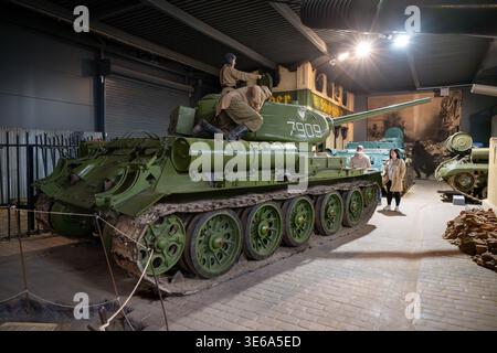 Cambridge, Royaume-Uni - 7 avril 24 : char T-34 exposé dans une exposition de guerre blindée de la seconde Guerre mondiale à l'Imperial War Museum Duxford. Banque D'Images