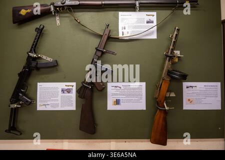 Lutterworth, Royaume-Uni 12 avril 24 : mitrailleuses montées sur un panneau d'affichage avec des cartes d'information, y compris PPS-43, Thompson M1928 et PPSh-41. Banque D'Images