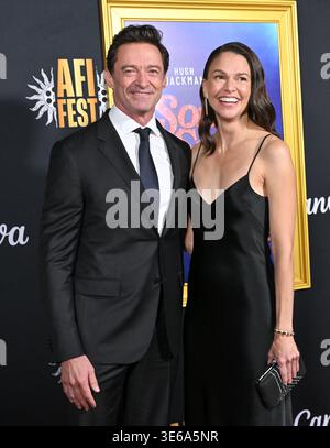 Hugh Jackman et Sutton Foster arrivant à la première AFI de « Song Sung Blue » au Chinese Theatre le 26 octobre 2025 à Hollywood, CA. © LISA OConnor/AFF-USA.com Banque D'Images