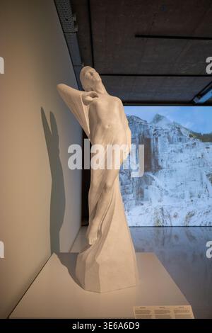 Tongeren, Belgique - 6 avril 24 : sculpture contemporaine en marbre blanc d'une figure féminine avec des draperies fluides, exposée à l'intérieur au Musée gallo-romain Banque D'Images