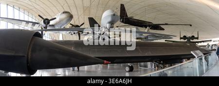 Cambridge, Royaume-Uni - 7 avril 24 : vue panoramique du Lockheed SR-71 Blackbird dans le hangar de l'espace aérien de l'IWM Duxford, avec une displa de véhicules aériens sans pilote Banque D'Images