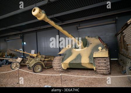 Cambridge, Royaume-Uni - 7 avril 24 : chasseur de chars allemands à chenilles avec canon d'épaule exposé dans une galerie de musée de la seconde Guerre mondiale à l'IWM Duxford. Banque D'Images