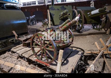 Cambridge, Royaume-Uni - 7 avril 24 : canon anti-aérien camouflé sur une plate-forme en bois derrière du fil de fer barbelé dans un diorama Land Warfare Hall à IWM Duxford, en Angleterre Banque D'Images