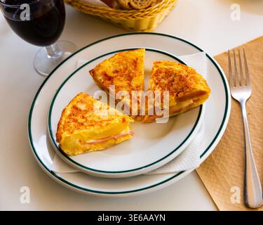 Morceaux de tortilla avec jamon Banque D'Images
