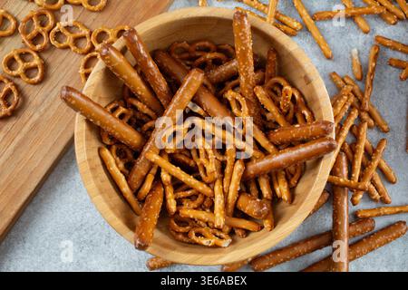 Vue de dessus d'un bol de bretzels sans gluten assortis. Banque D'Images