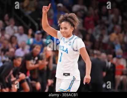 Phoenix, États-Unis. 05th Apr, 2026. Kiki Rice (1), la garde de l'UCLA, célèbre après un score contre les Gamecocks de Caroline du Sud dans la deuxième moitié de la finale du tournoi de basket-ball féminin de la NCAA 2026 au Mortgage Matchup Center à Phoenix, Arizona, le dimanche 5 avril 2026. Photo de Darryl Webb/UPI crédit : UPI/Alamy Live News Banque D'Images