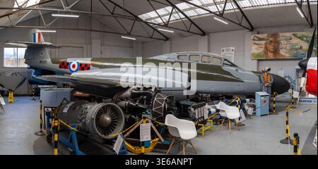 Rams Gate, Royaume-Uni - 7 avril 24 : vue large d'un fuselage d'avion à réaction britannique préservé avec des moteurs à réaction exposés à l'intérieur du musée d'histoire de la RAF Manston, Ke Banque D'Images