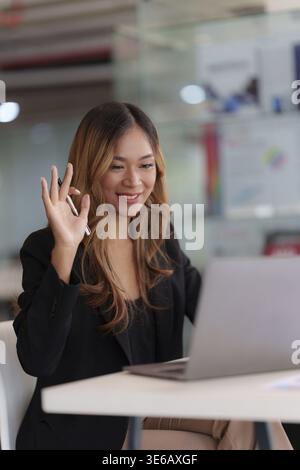 Belle femme asiatique utilisant l'application d'appel vidéo. blogueur, visioconférence, concept d'utilisation confortable Banque D'Images