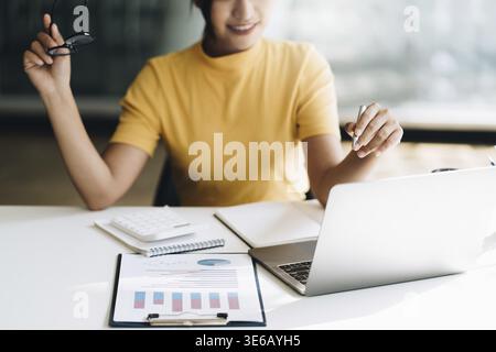 Belle femme asiatique utilisant l'application d'appel vidéo. blogueur, visioconférence, concept d'utilisation confortable Banque D'Images