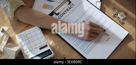 Businesswoman appose la signature du contrat lors d'une réunion d'affaires et signe le contrat avec les partenaires d'affaires Banque D'Images