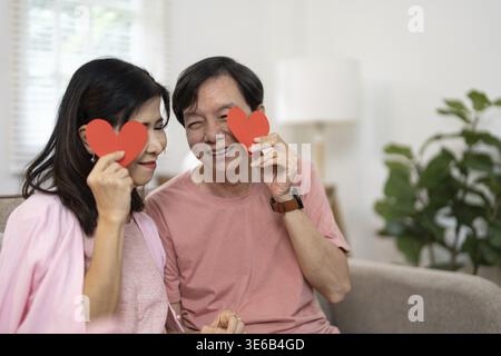 Couple de personnes âgées profitant d'un moment d'amour, symbolisant la romance durable et la compagnie dans un environnement chaleureux et accueillant à la maison Banque D'Images