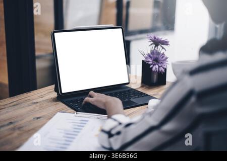 Femme d'affaires tenant une tablette numérique.Écran vide pour votre publicité Banque D'Images
