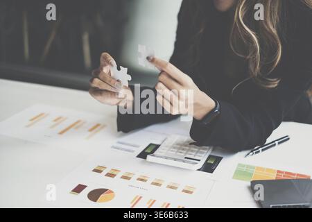 Gros plan main de Business Woman reliant puzzle puzzle puzzle puzzle. Finance et stratégie et réussite Banque D'Images