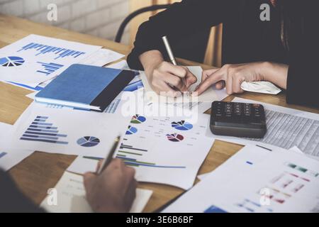 Pour l'enquête sur un compte de corruption, un groupe de femmes d'affaires et de comptables recherchent des documents de données sur un ordinateur portable. Définition de la lutte contre la corruption Banque D'Images