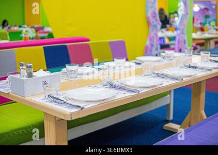 Une table avant une fête d'anniversaire dans un centre commercial et de divertissement pour enfants Banque D'Images