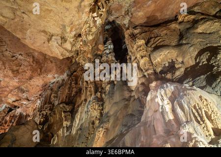 Une grotte avec beaucoup de formations rocheuses et une petite ouverture. La scène est mystérieuse et étrange. Banque D'Images