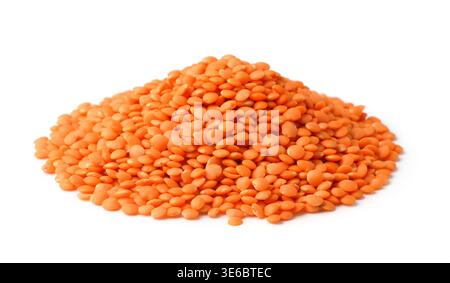 Tas de lentilles rouges non cuites isolées sur blanc Banque D'Images
