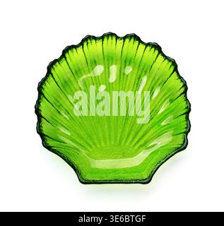 Vue de dessus de la plaque de coquille marine en verre vert vide isolée sur blanc Banque D'Images