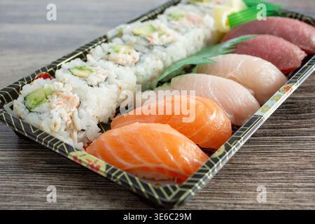 Vue sur un plateau de sushis. Banque D'Images