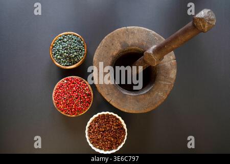 Graines préparées pour le broyage dans un mortier. (Pistacia terebinthus) graines de poivron rouge et graines de sumac. Banque D'Images