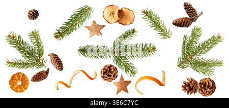 Branches d'arbre de Noël avec sapin et pommes de pin, pommes séchées et tranches d'orange, étoiles en bois isolées sur fond blanc. Décoration d'hiver de vacances e Banque D'Images