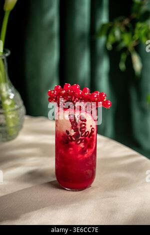 Cocktail de grenade avec de la glace et des graines fraîches Banque D'Images
