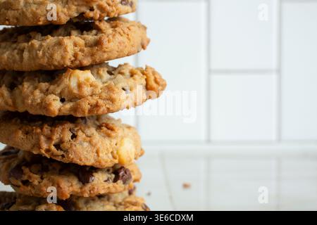 Une vue d'une pile de biscuits aux pépites de chocolat à l'avoine, sur le côté gauche du cadre. Banque D'Images