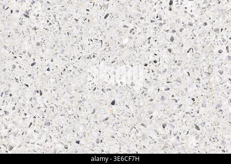 Macro haute résolution d'une surface de plâtre blanc avec quartz et fragments de pierre. Fond naturel de texture minérale pour les surfaces architecturales et le design d'intérieur Banque D'Images