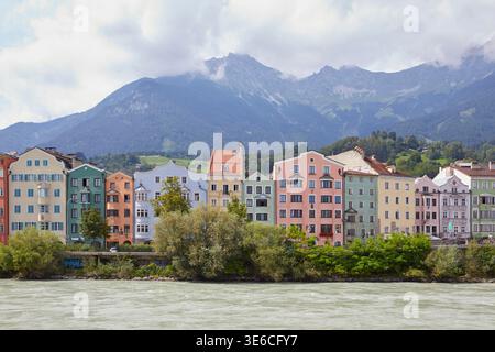 Maisons colorées sur la rive de la rivière Inn, Innsbruck, Autriche Banque D'Images