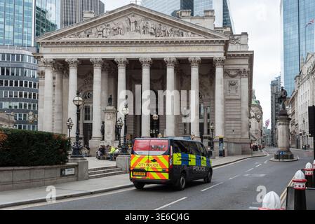 Voiture de patrouille de police de la ville de Londres près de la Banque d'Angleterre et Royal Exchange, Londres, Royaume-Uni Banque D'Images