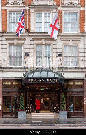 Vue de face de l'hôtel Rubens à Londres avec portier, Londres, Royaume-Uni Banque D'Images