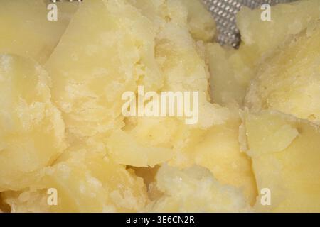 Pommes de terre fraîchement bouillies prêtes à être écrasées ou rôties Banque D'Images