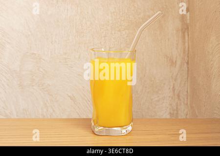 Un jus de fruits rafraîchissant et revigorant servi dans un grand verre avec des tranches de citron et de la glace, invitant à une pause saine après l'exercice Banque D'Images