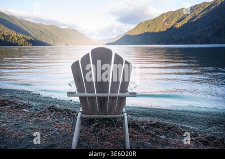 Chaise en bois sur la rive du lac Crescent, Washington, Parc National Olympique, États-Unis Banque D'Images