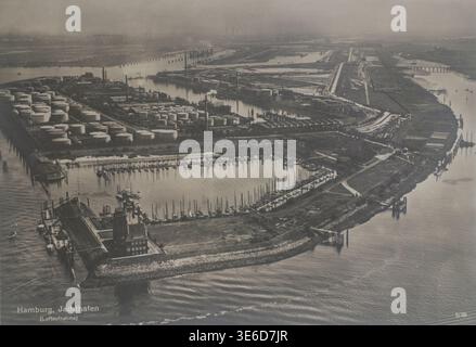 Photographie aérienne carte postale de la zone portuaire de Hambourg avec des quais, des bateaux et des structures portuaires, Allemagne, début du XXe siècle. Banque D'Images