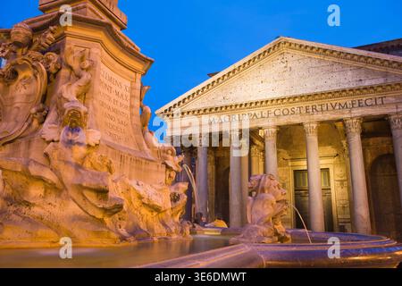 La fontaine du Panthéon avec le Panthéon en arrière-plan, Piazza della Rotonda, Rome, Italie Banque D'Images