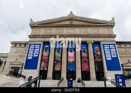 Chicago, États-Unis - 13 avril 2025 : Field Museum à Chicago, États-Unis, présentant son architecture néoclassique, agitant les drapeaux américain et Chicago, et Africa Fa Banque D'Images