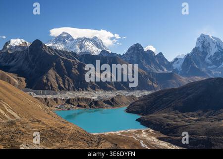 Mont Everest, Lhotse et Nuptse parmi d'autres sommets himalayens vus depuis le sentier de trekking entre Gokyo et Renjo la sur les trois cols Trek au Népal Banque D'Images