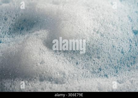 Gros plan de bulles de mousse de savon denses créant un fond de texture abstrait pour le concept d'hygiène de nettoyage et de lavage. Bulles de savon mousseuses Banque D'Images