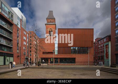 Lieu artistique de Hallé St Peter, Ancoats, Manchester, avec extension en acier Cor-TEN, tour victorienne et piétons sur la place. Banque D'Images